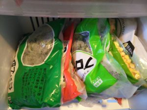 冷凍庫の中の縦置き冷凍食品